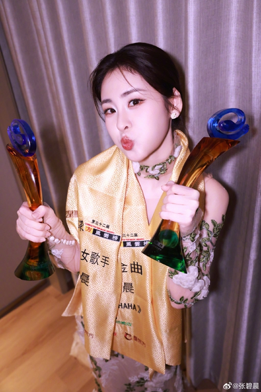千红网 张碧晨获亚洲最佳女歌手，《年轮》争议后舞台再绽光芒！