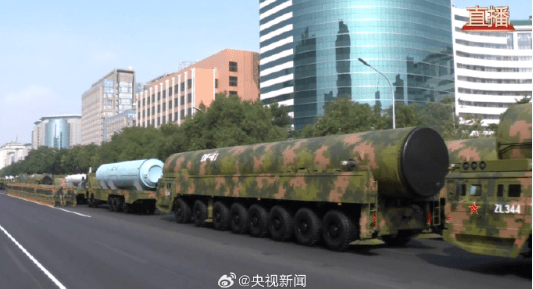 启运操盘 东风61受阅